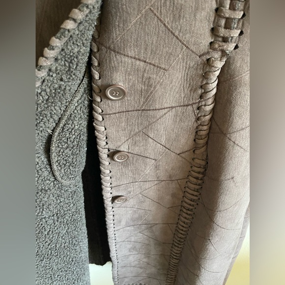 Vintage Jessie USA Suede lined with Sherpa trench coat. Small - Picture 3 of 7